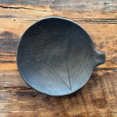 Räucherschale Bronzezeit | Schwarzkeramik mit Sonnenmotiv