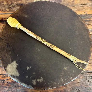 Schamanen-Trommelstock aus Tannenholz mit Lederklöppel