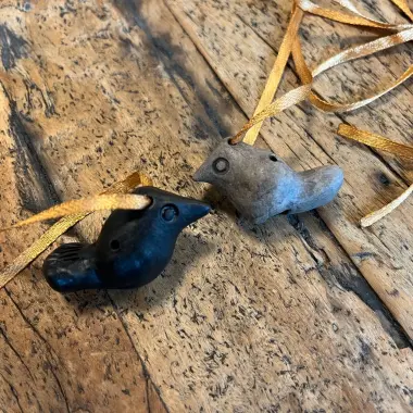 Raben-Okarina – handgeformter Klangbegleiter aus Ton