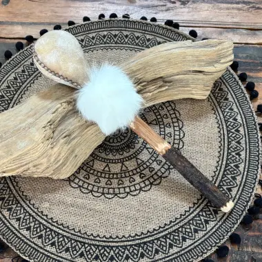 Rohhaut-Rassel mit Bisonhaut