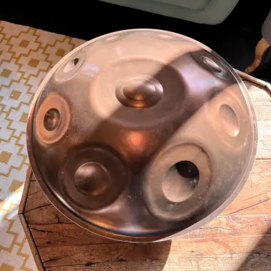 Handpan MAG | C# Annaziska | 9 Felder – geheimnisvoll & lebendig