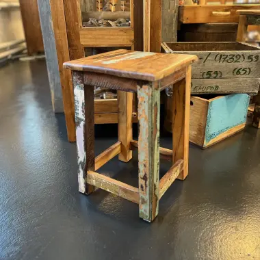 Hocker aus indischem Recyclingholz mit Farbresten – handgefertigt
