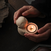 Figur | Zen-Mönch Kerzenhalter | Keramik gelb