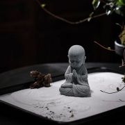 Figur | meditierender Mönch | Sandstein