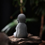 Figur | meditierender Mönch | Sandstein