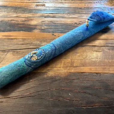 Gefilzte Flötentasche mit Muschel und Perlen