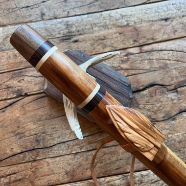 Gebetsflöte in G | Federn Windblock | Zwetschgenholz | von José Steiner