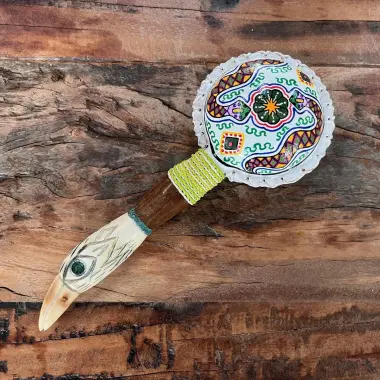 Shipibo Zeremonie Rassel mit Adlerkopf