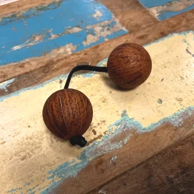 Thelevi Doppelball Rassel mit verstellbarer Schnurlängen