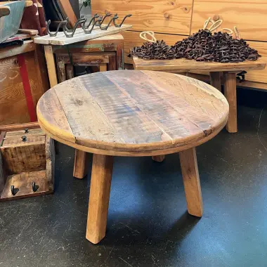 Runder Beistelltisch aus Recyclingholz – handgefertigtes Unikat