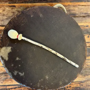 Trommelstock aus Hasel mit Lederklöppel