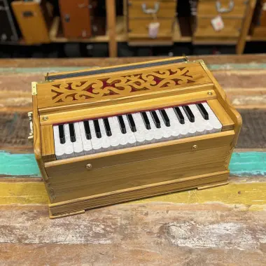 Radha OM Harmonium | 2.5 Oktaven | Teakholz | 440 & 432 Hz