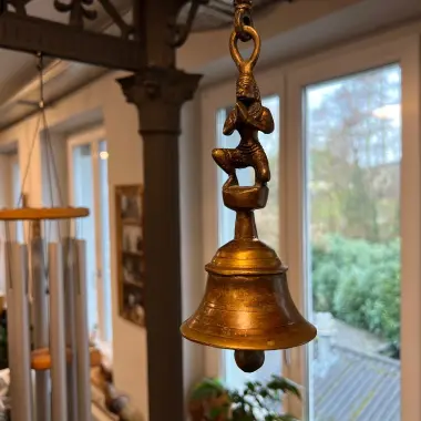 Tempelglocke mit Hanuman · Traditionelles Ritualinstrument · 9 cm