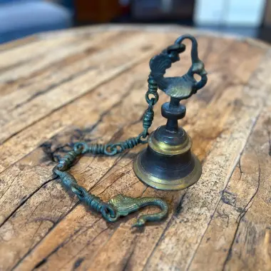 Tempelglocken mit Pfaufiguren · Handgefertigt aus Rishikesh