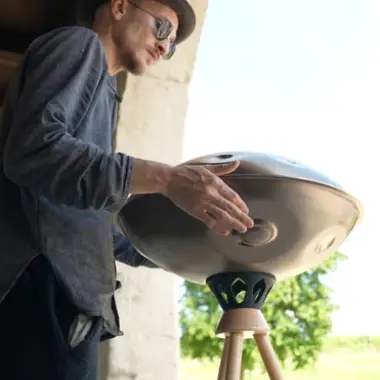 Atlas – der Handpanständer | Sitz-und Stehversion mit verstellbaren Beinen