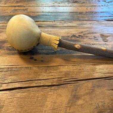 Hirschhaut Rassel – Handgefertigtes Ritualinstrument