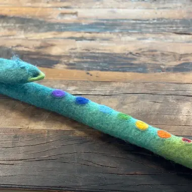 Gefilzte Flötentasche mit Regenbogenfarbtupfern