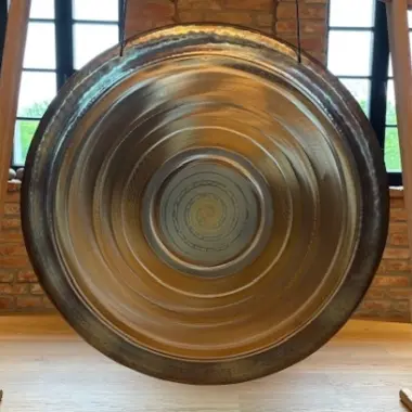 WOM KI Gong – Der Klang der inneren Weite | ø 120 cm | Edelstahl-Gong