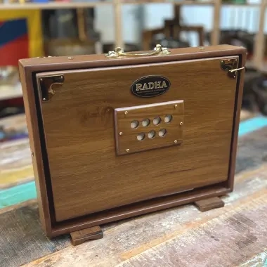 RADHA Shruti Box | Gross | Tonumfang C3–C4 wählbar in 440 Hz oder 432 Hz