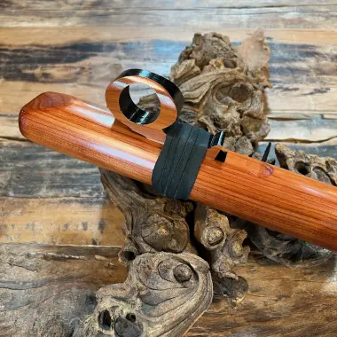 High Spirit Gebetsflöte Earth Tone in tiefem D - 432 Hz | aromatische Zeder