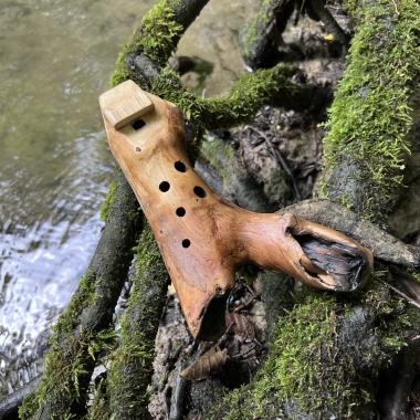 Okarina aus einem Aststück | A4 in 432 Hz | Pentatonische Stimmung | ca. 23 cm