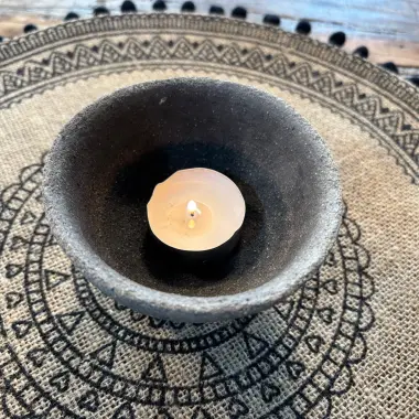 Räucherschale aus schwarzer Keramik