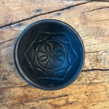 Schwarz glasierte Tonschale mit Füsschen 7 cm