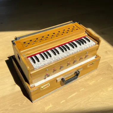 "Radha" Reise Koffer Harmonium mit 3¼ Oktaven | Teakholz Edition | 440 Hz