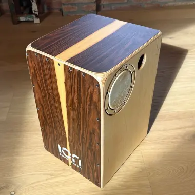 Cajon – Duo Louro | ION Percussion | fliessende Holzzeichnung