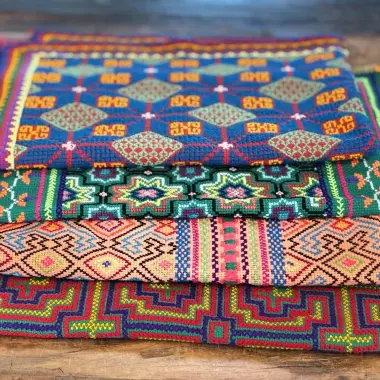 Shipibo Altar- / Manta-Tuch – Handgewebt und bestickt